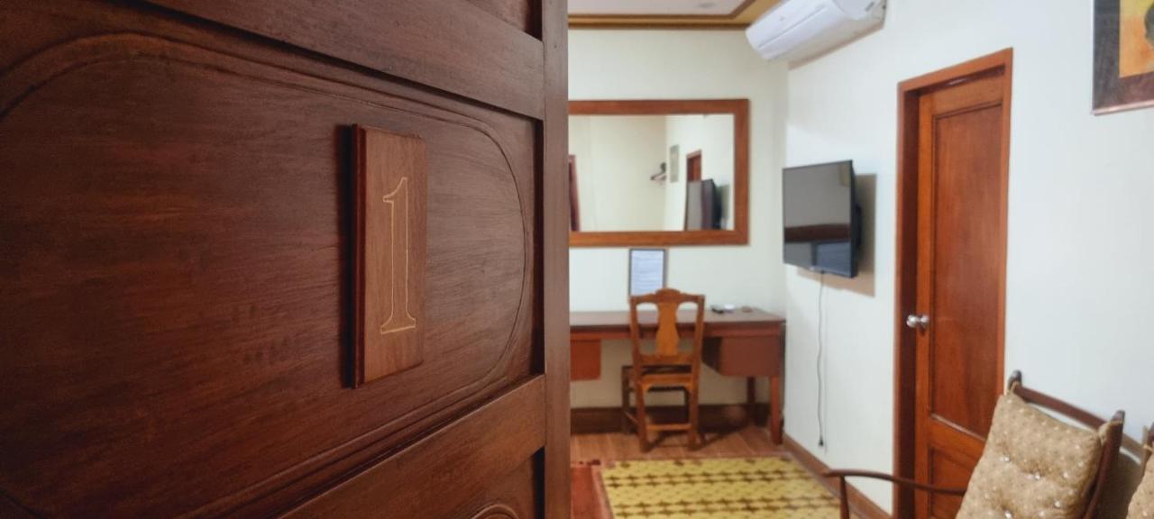 Hotel Casa Familya à Batac Extérieur photo