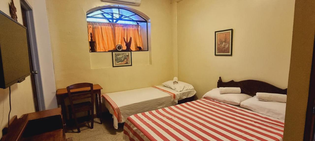 Hotel Casa Familya à Batac Extérieur photo